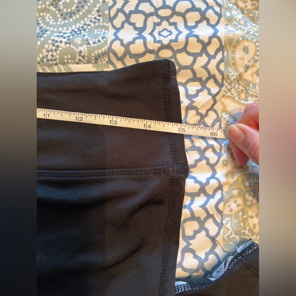 Jessica Simpson Black Floral Capri Workout Leggings - Picture 4 of 7